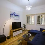 Charm Vintage Achrafieh Apt With Garden Pizza Oven Bbq Hottub